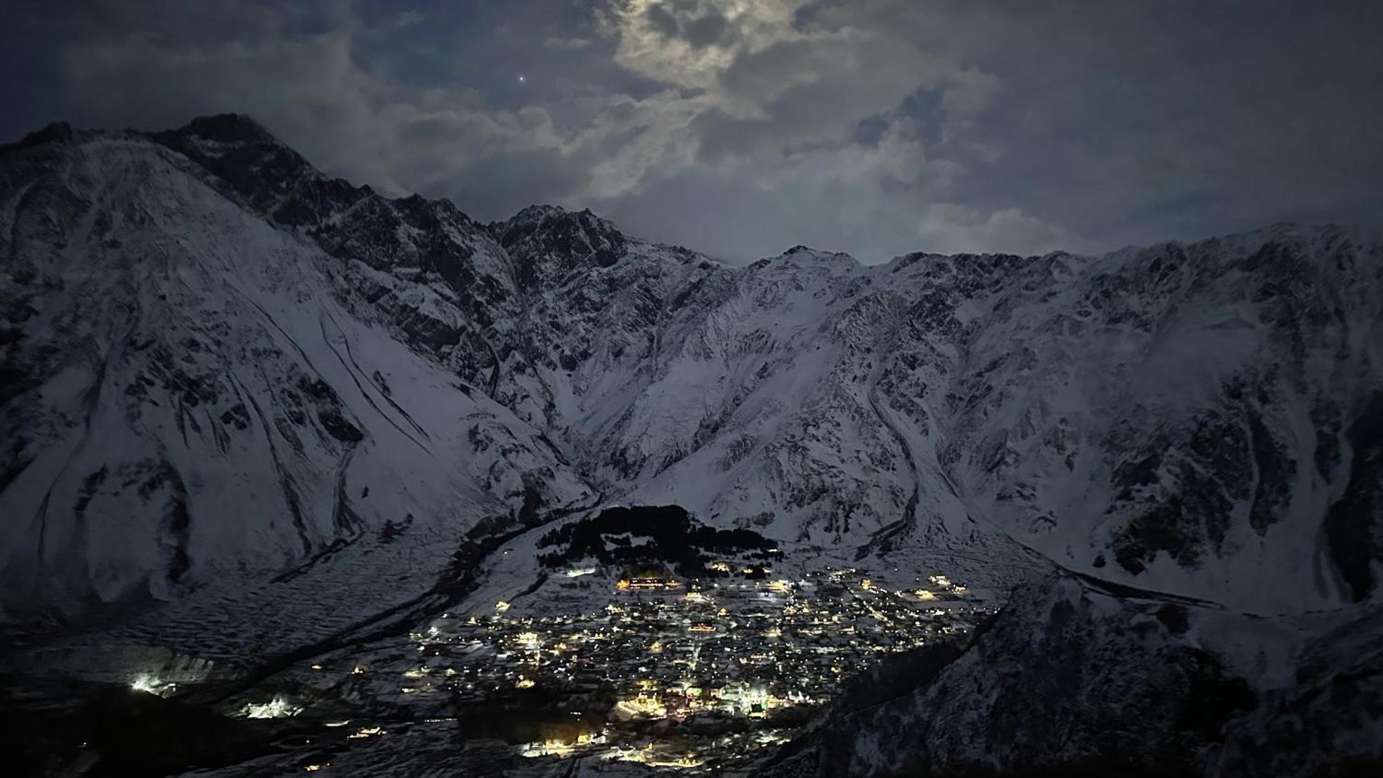 Hotel Axien Kazbegi Ngoại thất bức ảnh