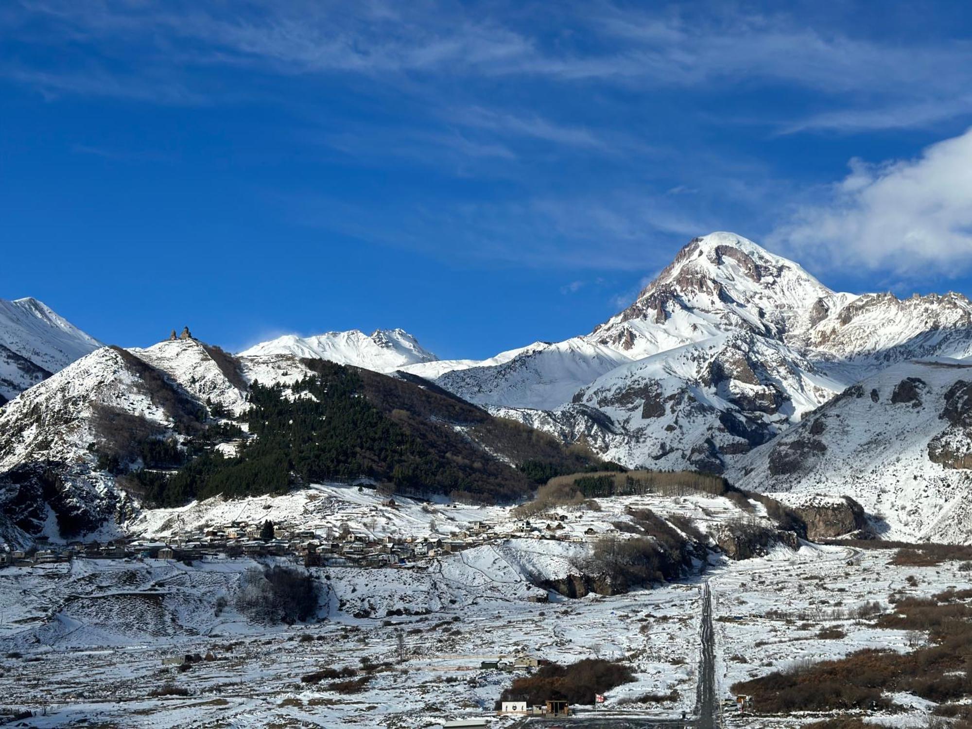 Hotel Axien Kazbegi Ngoại thất bức ảnh