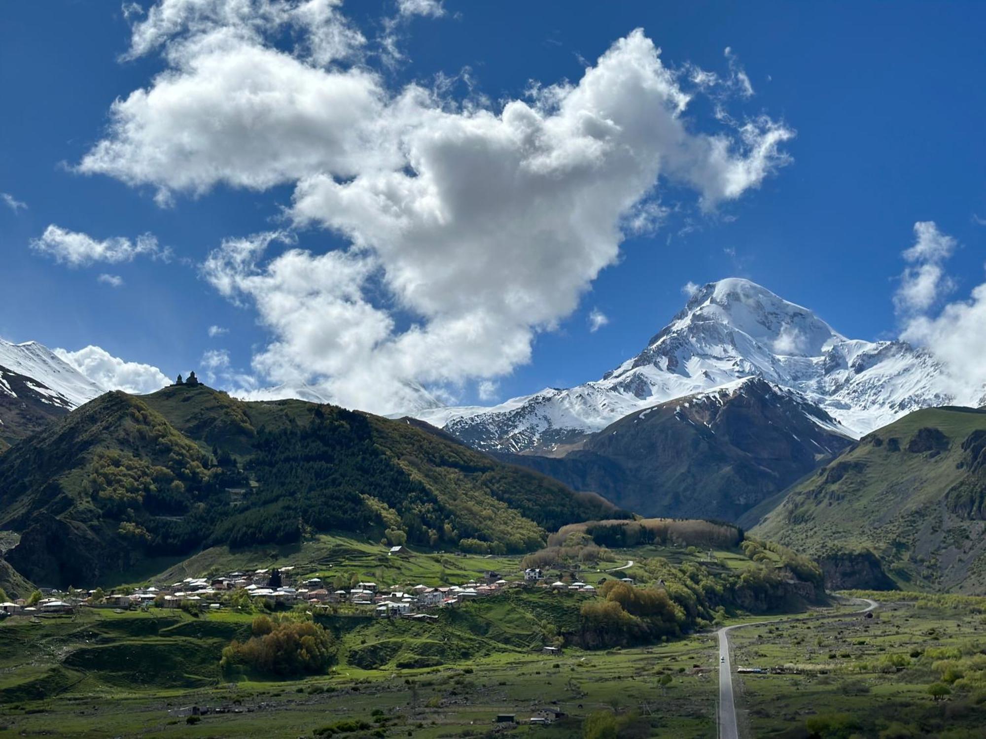 Hotel Axien Kazbegi Ngoại thất bức ảnh